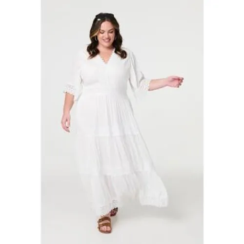Short Sleeve Crochet Maxi Dress women's Long Dress in - Izabel London - Modalova